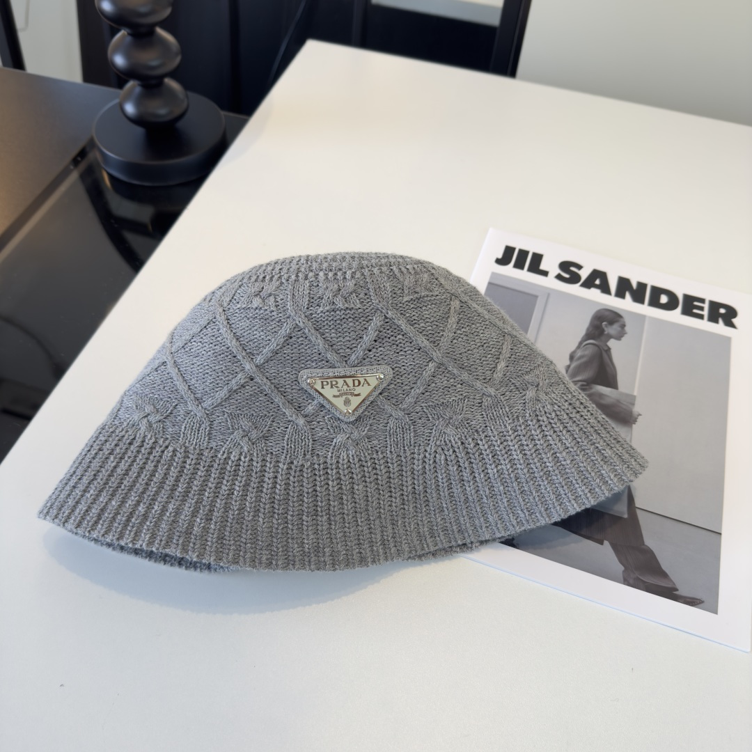 P普拉达新款小清新渔夫帽，轻盈百搭～