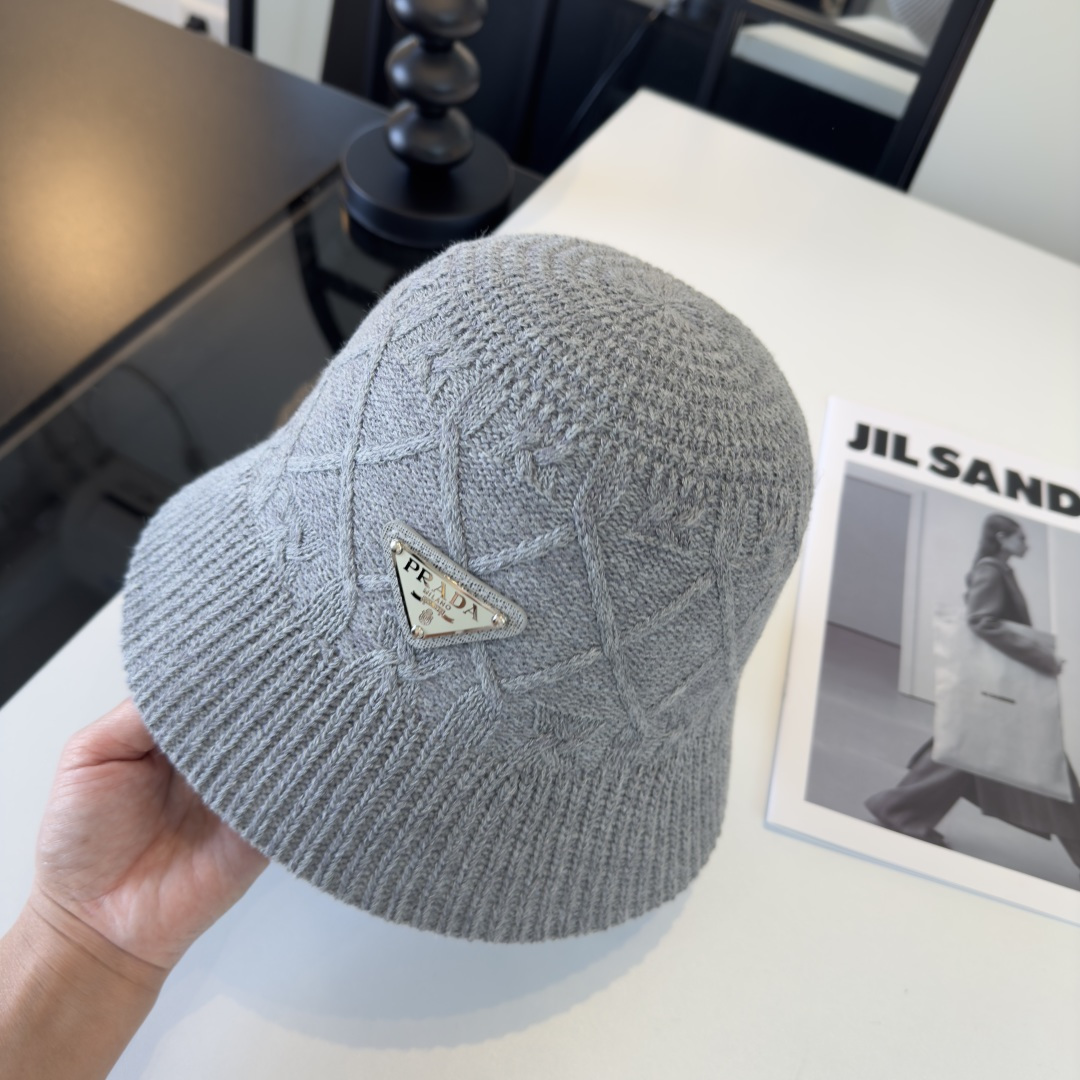 P普拉达新款小清新渔夫帽，轻盈百搭～