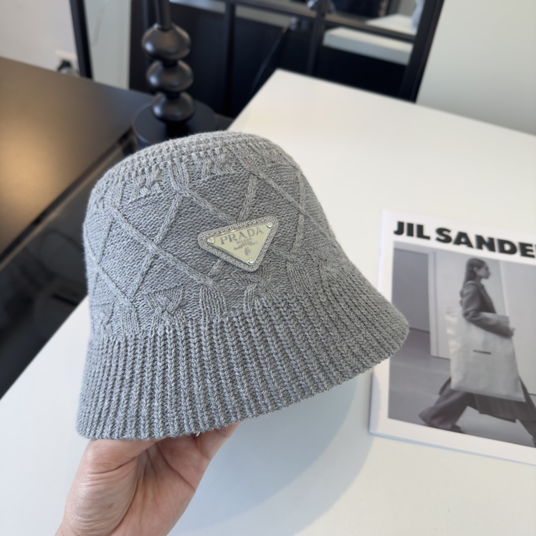 P普拉达新款小清新渔夫帽，轻盈百搭～