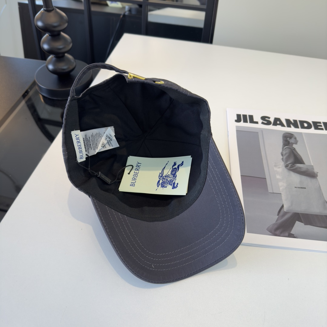 P巴宝莉新款遮阳鸭舌帽，轻盈百搭！