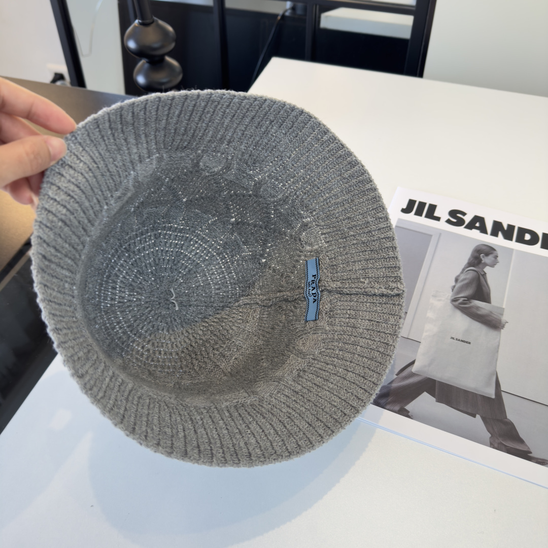 P普拉达新款小清新渔夫帽，轻盈百搭～