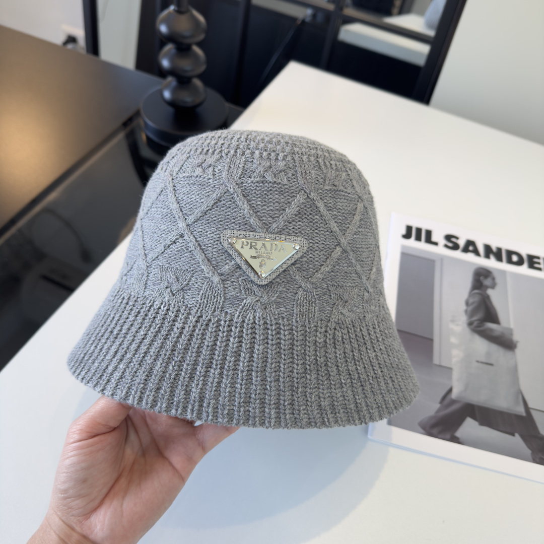 P普拉达新款小清新渔夫帽，轻盈百搭～
