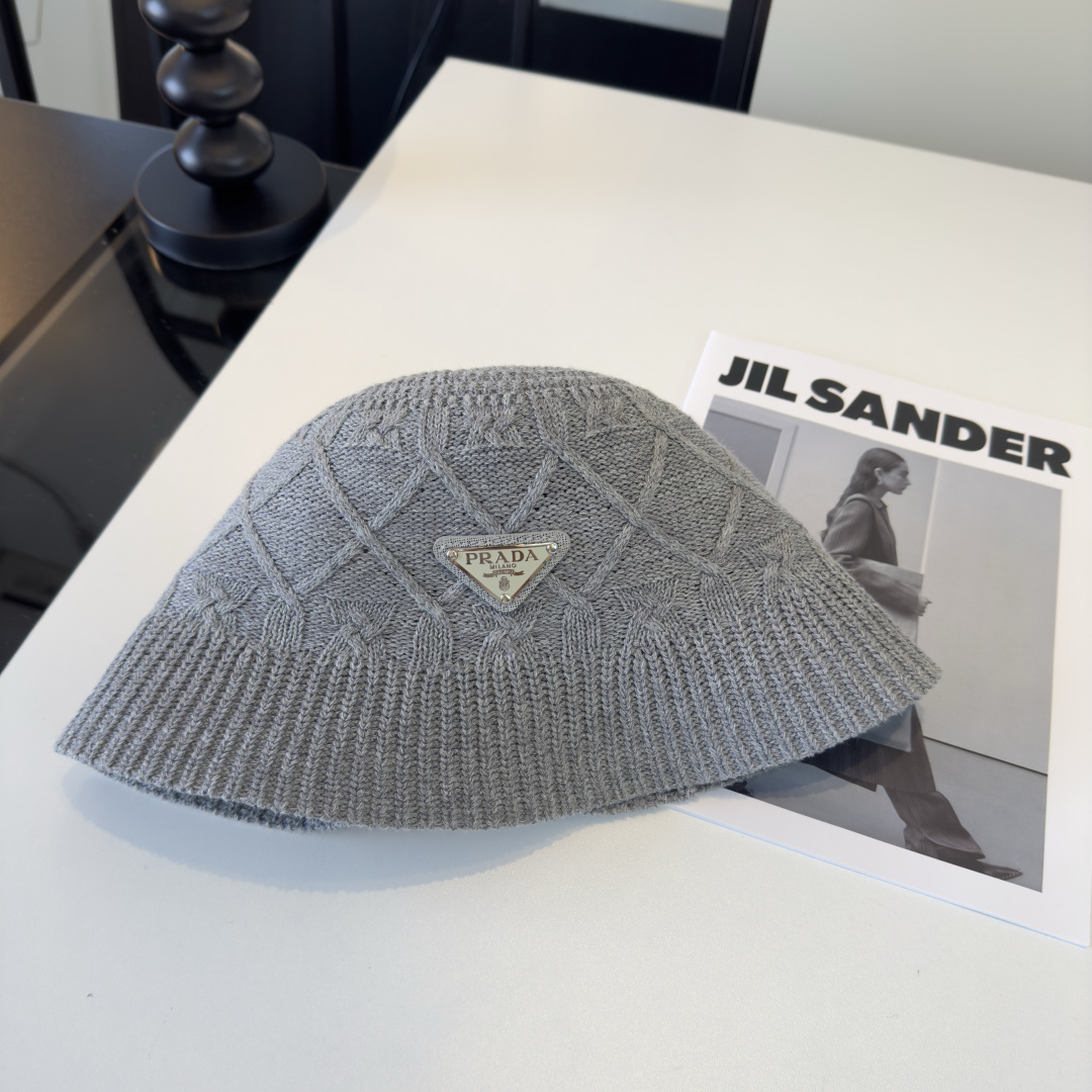 P普拉达新款小清新渔夫帽，轻盈百搭～