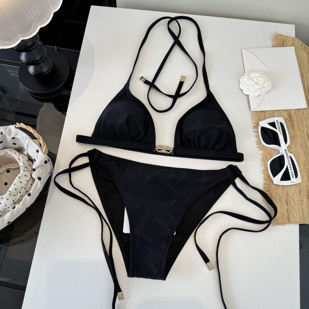 。Celine赛琳比基尼👙 上身超级棒！同步各大专柜发售，自然而然呈现时尚感！十分减龄，具有年轻活力。 