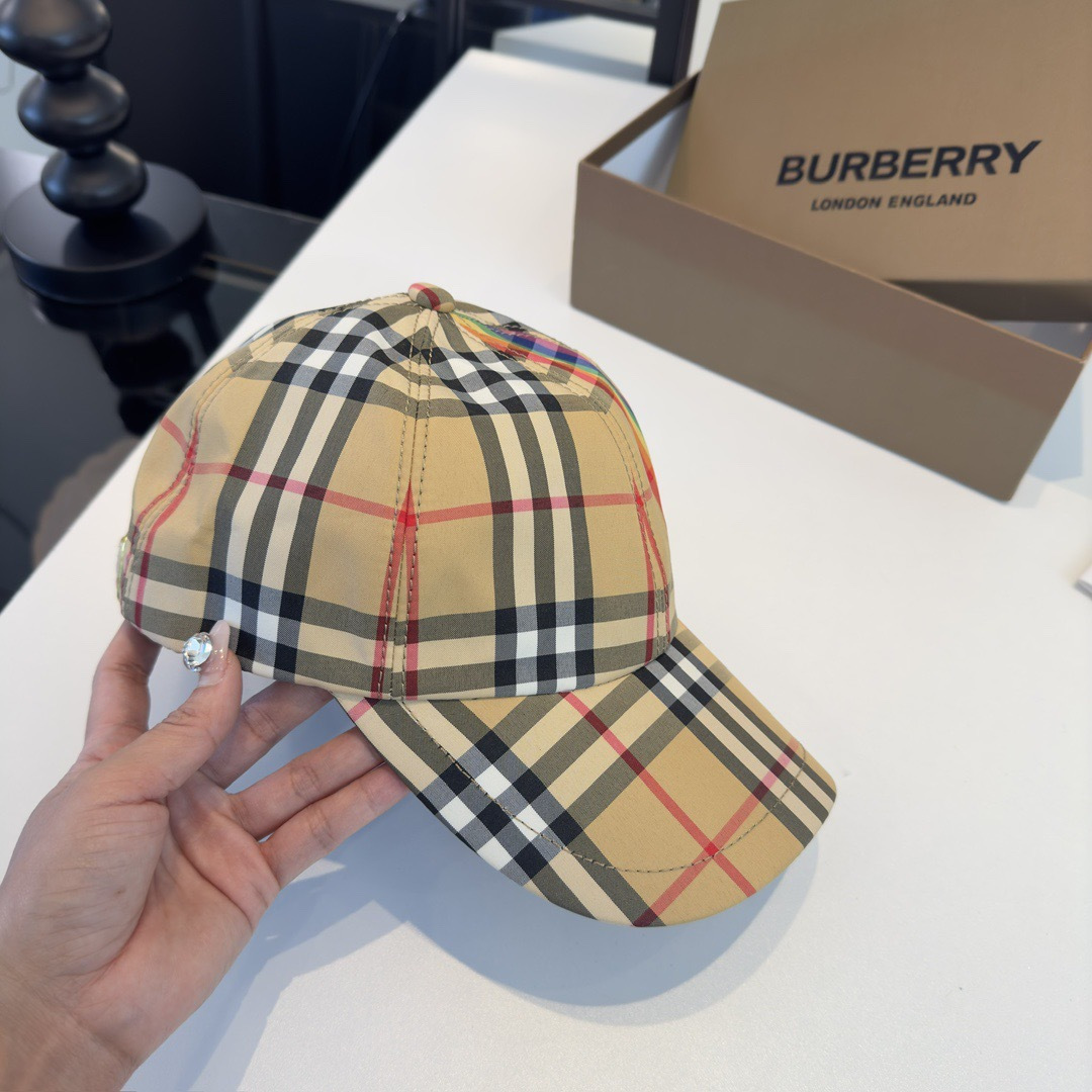 Burberry 巴宝莉新款遮阳鸭舌帽，高级定制