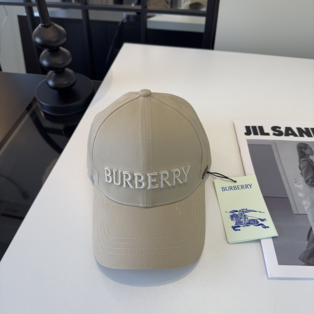 Burberry 巴宝莉新款遮阳鸭舌帽，轻盈百搭
