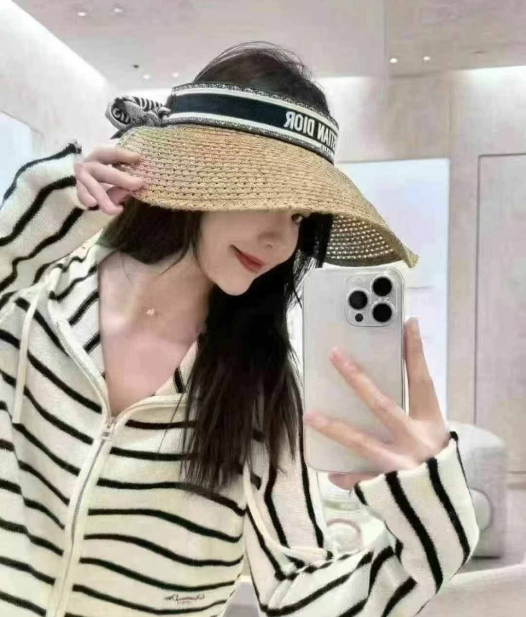 Dior 高颜值女孩 DIOR夏日新款丝巾遮阳帽大帽檐