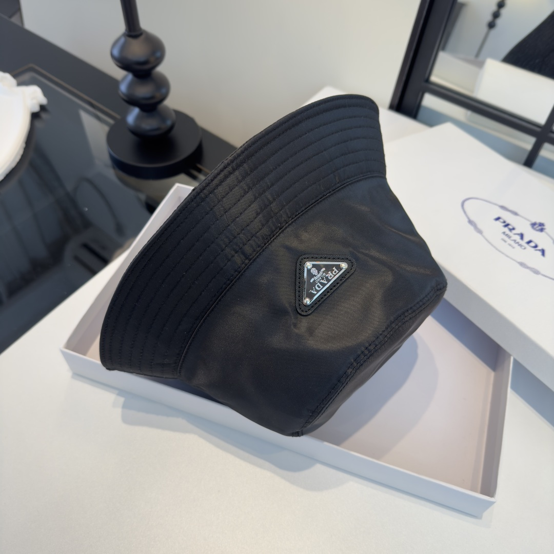 Prada 普拉达新款遮阳渔夫帽，百搭