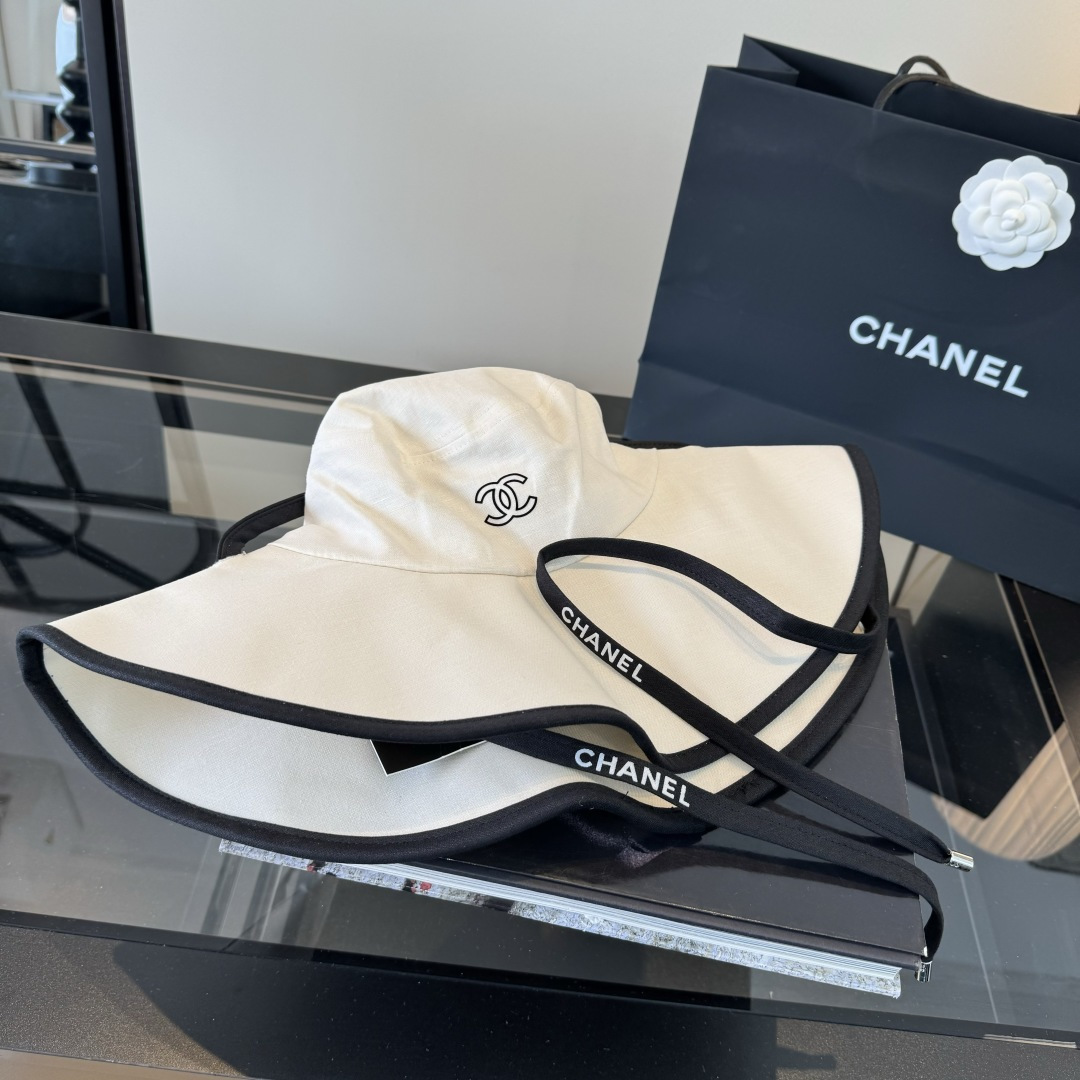 P 到货到货 Chanel香奈儿独家爆款 一直被模仿从未被超越 🎱小香大边渔夫 赶紧备货吧 📦黑色 白色