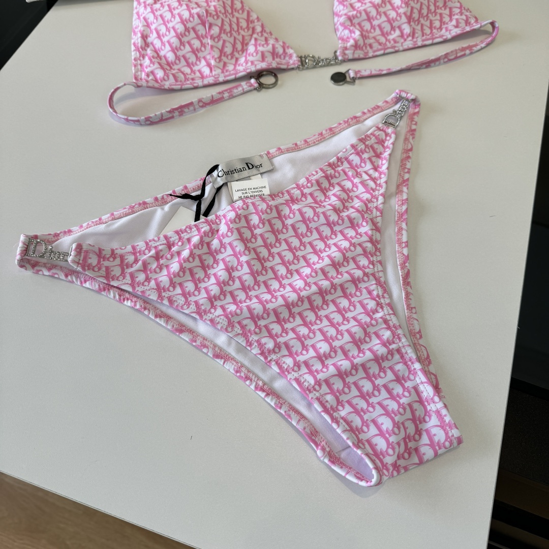 🌾Dior迪奥比基尼👙 上身超级棒！同步各大专柜发售，自然而然呈现时尚感！十分减龄，具有年轻活力。 码数