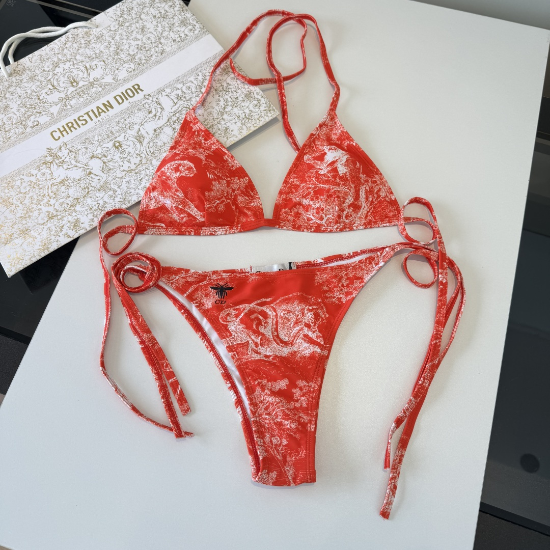 🌾Dior迪奥比基尼👙 上身超级棒！同步各大专柜发售，自然而然呈现时尚感！十分减龄，具有年轻活力。 码数