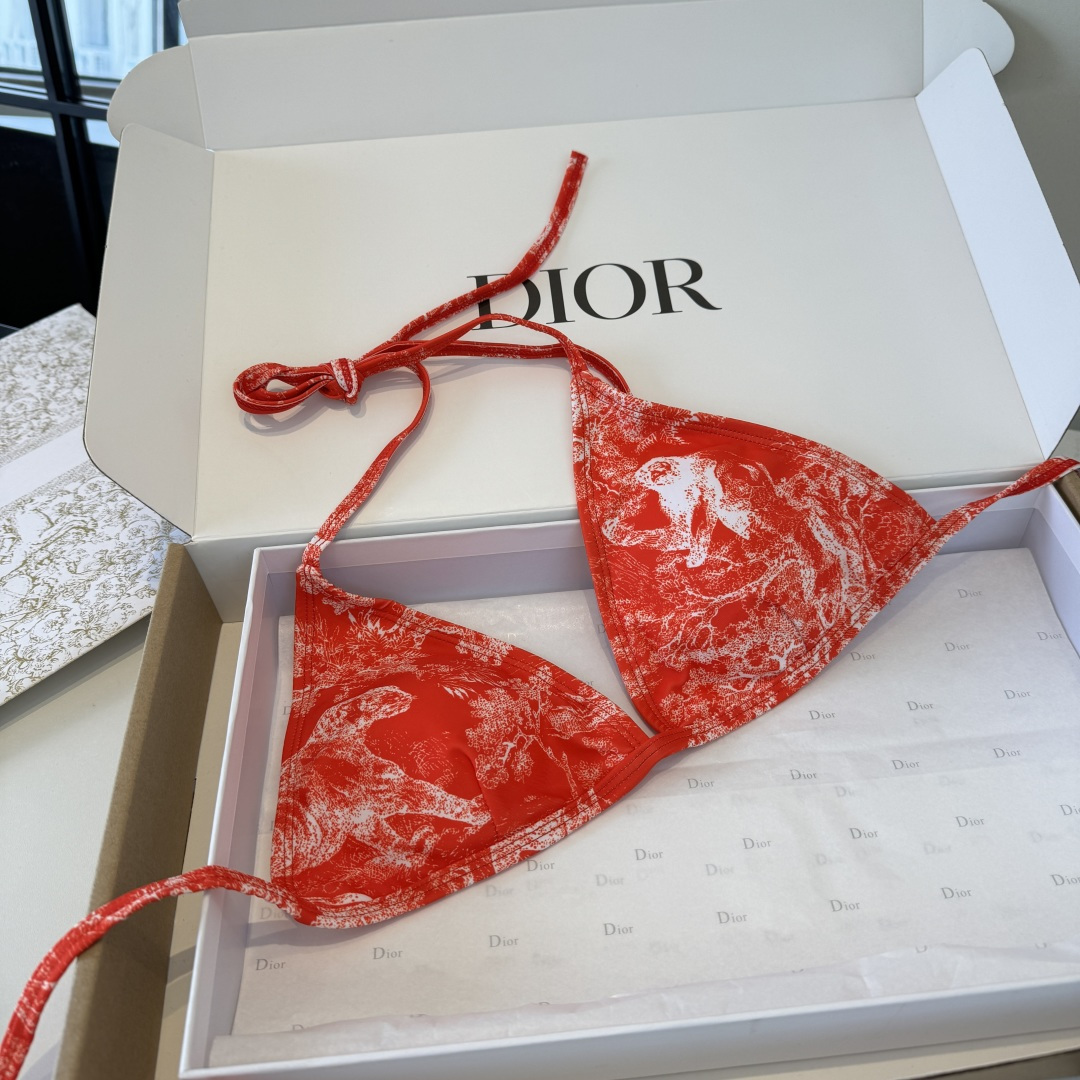 🌾Dior迪奥比基尼👙 上身超级棒！同步各大专柜发售，自然而然呈现时尚感！十分减龄，具有年轻活力。 码数
