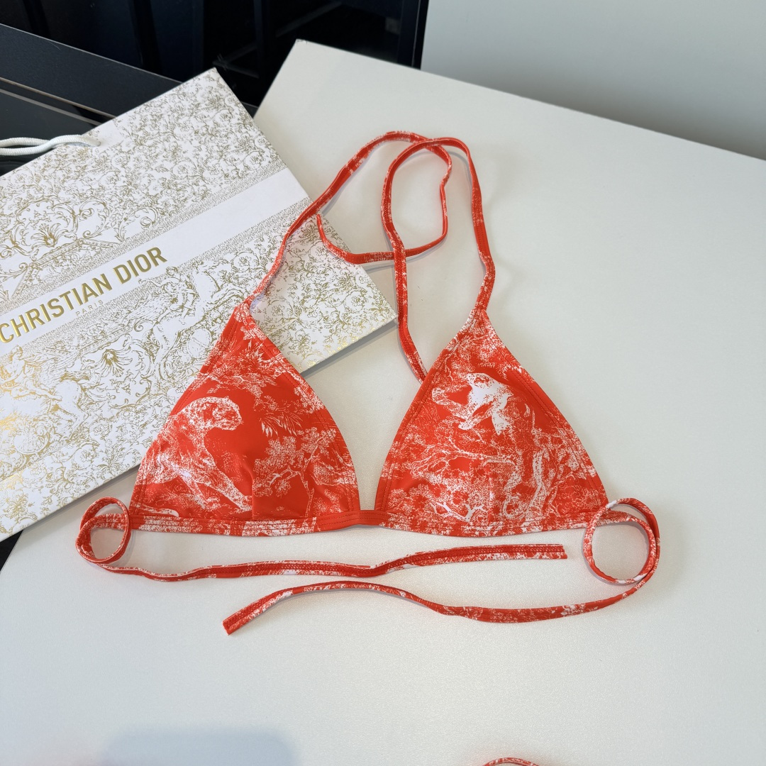 🌾Dior迪奥比基尼👙 上身超级棒！同步各大专柜发售，自然而然呈现时尚感！十分减龄，具有年轻活力。 码数