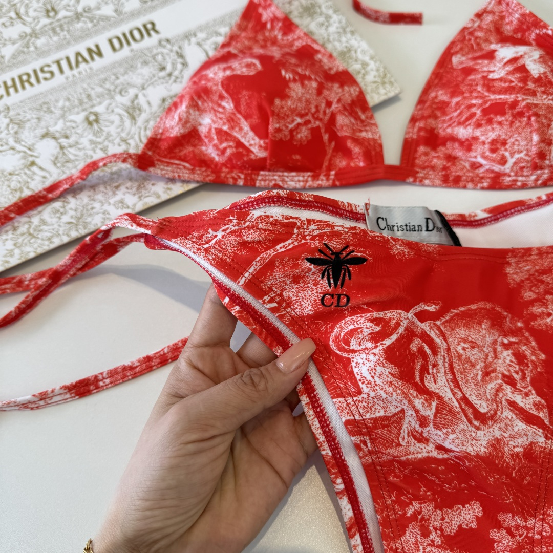 🌾Dior迪奥比基尼👙 上身超级棒！同步各大专柜发售，自然而然呈现时尚感！十分减龄，具有年轻活力。 码数