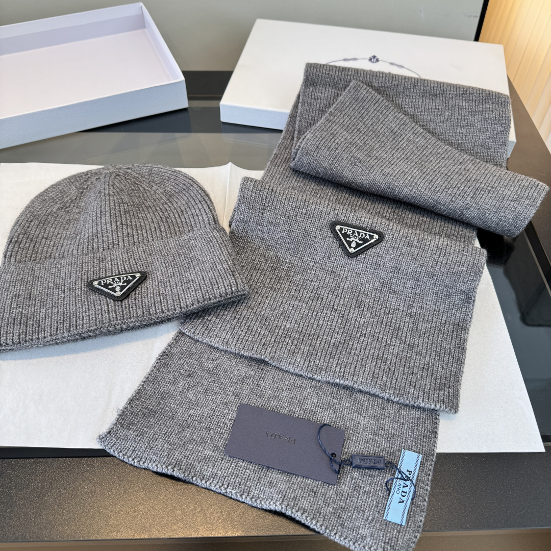 P 普拉达围巾帽子套装