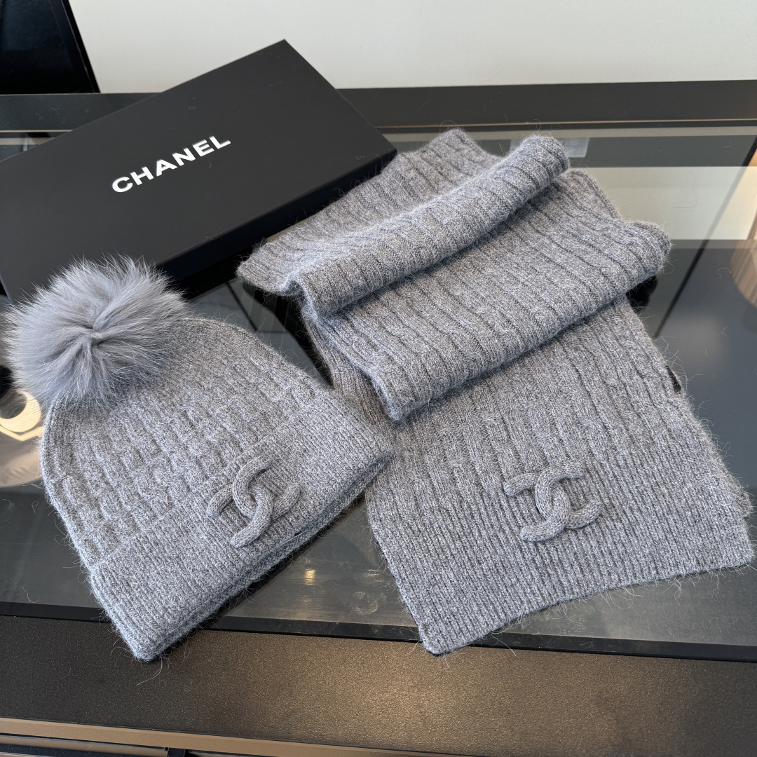 Chanel香奈儿套装秋冬款70%羊毛,30%兔毛 高品质定制!这款必定是极简主义的最爱 干净,利索,时尚百搭,绝对不挑 Chanel香奈儿套装秋冬款70%羊毛,30%兔毛 高品质定制!这款必定是极简主义的最爱 干净,利索,时尚百搭,绝对不挑