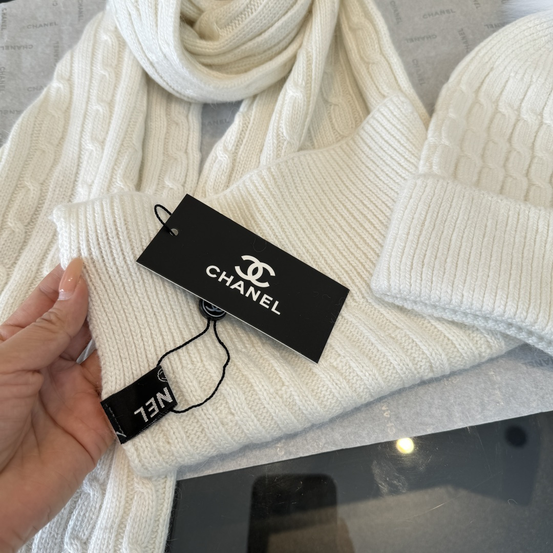 Chanel香奈儿套装秋冬款70%羊毛，30%兔毛 高品质定制！这款必定是极简主义的最爱 干净，利索，时尚百搭，绝对不挑