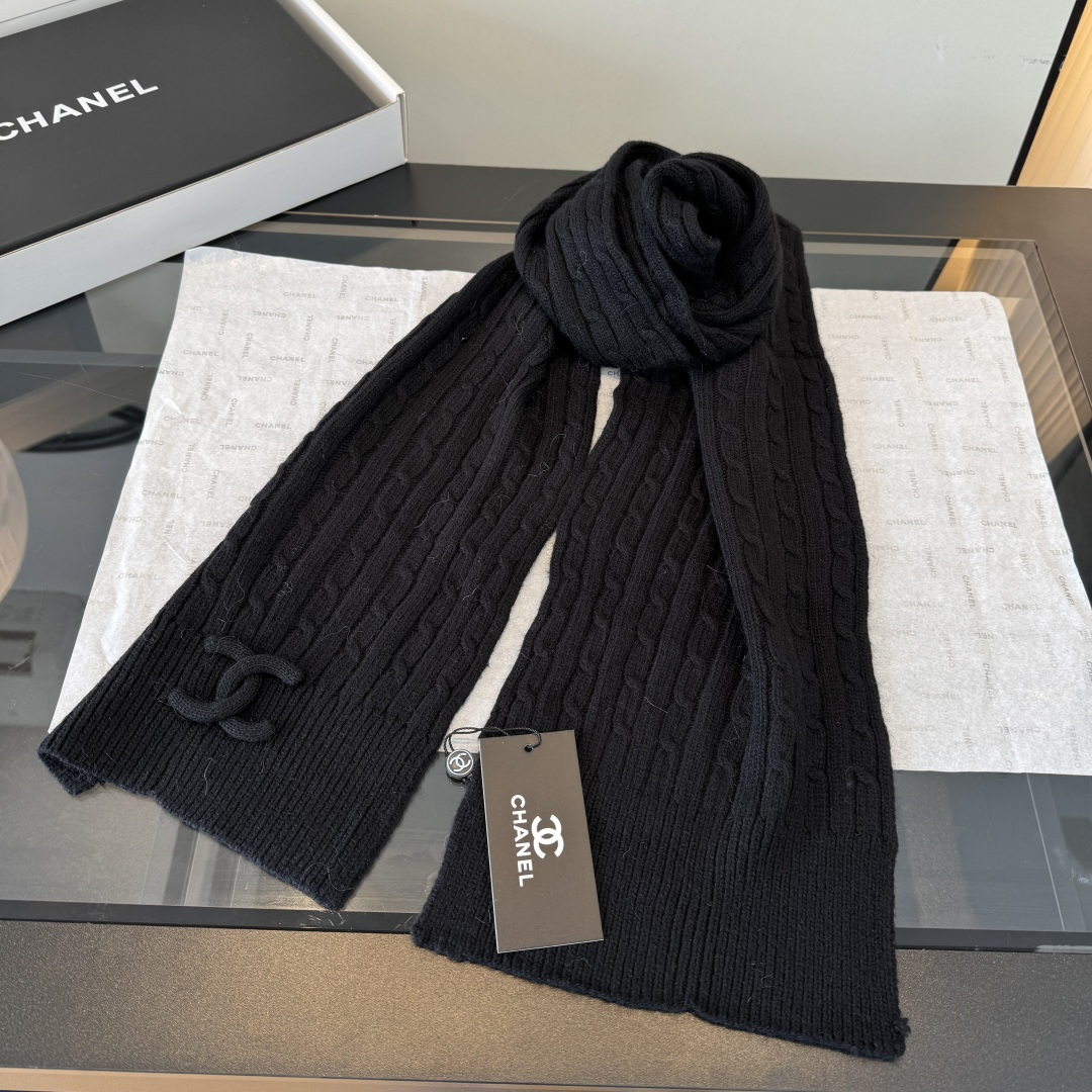 Chanel香奈儿套装秋冬款70%羊毛，30%兔毛 高品质定制！这款必定是极简主义的最爱 干净，利索，时尚百搭，绝对不挑