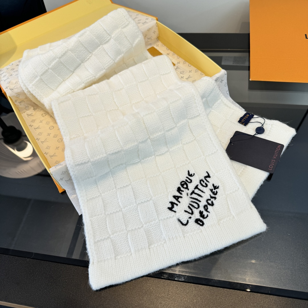 Lv路易斯新款套装秋冬款70%羊毛，30%兔毛 高品质定制！这款必定是极简主义的最爱 干净，利索，时尚百搭，绝对不挑脸型