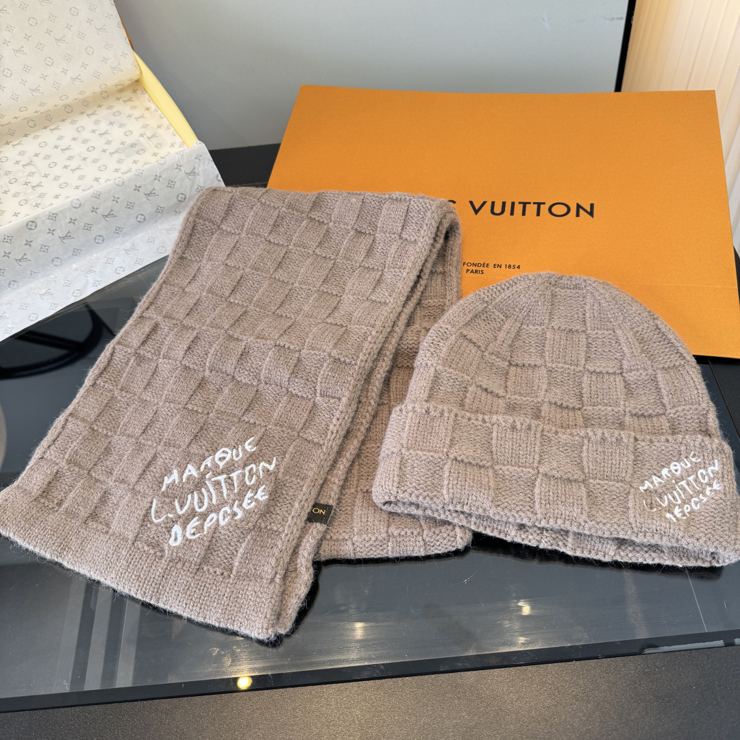 Lv路易斯新款套装秋冬款70%羊毛,30%兔毛 高品质定制!这款必定是极简主义的最爱 干净,利索,时尚百搭,绝对不挑脸型 Lv路易斯新款套装秋冬款70%羊毛,30%兔毛 高品质定制!这款必定是极简主义的最爱 干净,利索,时尚百搭,绝对不挑脸型