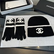 Chanel香奈儿三件套装秋冬款70%羊毛,30%兔毛 高品质定制!这款必定是极简主义的最爱 干净,利索,时尚百搭,绝对 Chanel香奈儿三件套装秋冬款70%羊毛,30%兔毛 高品质定制!这款必定是极简主义的最爱 干净,利索,时尚百搭,绝对