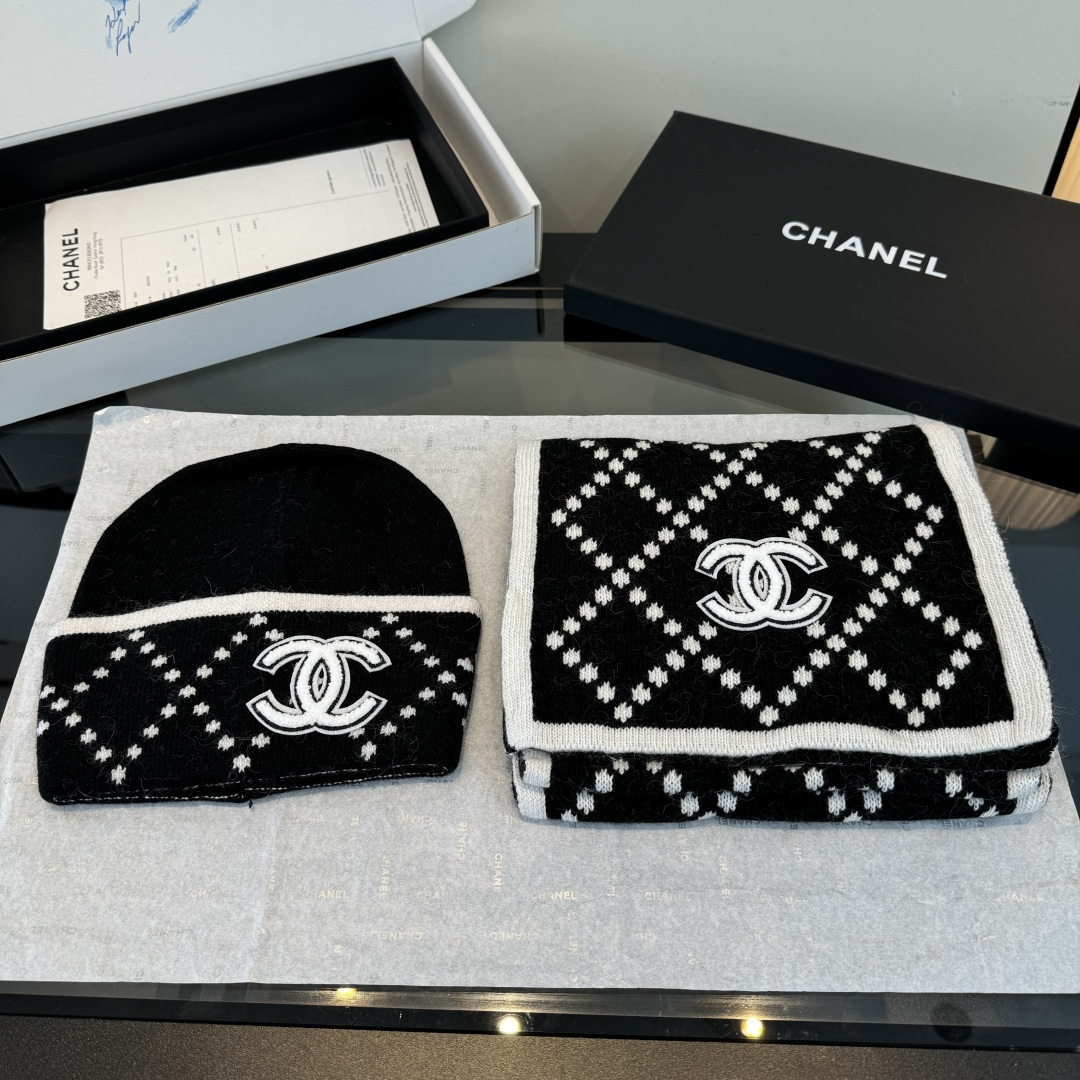 Chanel香奈儿套装秋冬款70%羊毛，30%兔毛 高品质定制！这款必定是极简主义的最爱 干净，利索，时尚百搭，绝对不挑