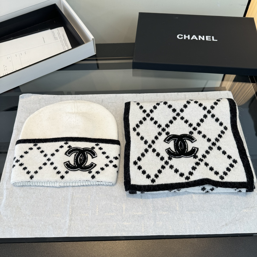 Chanel香奈儿套装秋冬款70%羊毛,30%兔毛 高品质定制!这款必定是极简主义的最爱 干净,利索,时尚百搭,绝对不挑 Chanel香奈儿套装秋冬款70%羊毛,30%兔毛 高品质定制!这款必定是极简主义的最爱 干净,利索,时尚百搭,绝对不挑