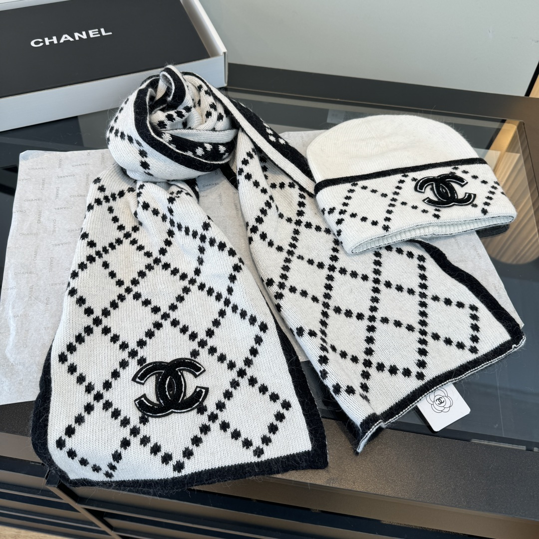 Chanel香奈儿套装秋冬款70%羊毛,30%兔毛 高品质定制!这款必定是极简主义的最爱 干净,利索,时尚百搭,绝对不挑 Chanel香奈儿套装秋冬款70%羊毛,30%兔毛 高品质定制!这款必定是极简主义的最爱 干净,利索,时尚百搭,绝对不挑