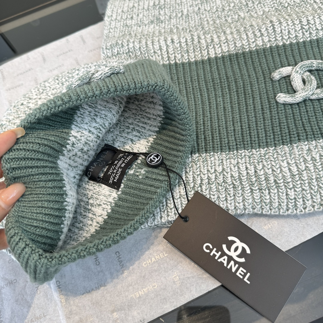 P  Chanel香奈儿套装秋冬款70%羊毛，30%兔毛 高品质定制！这款必定是极简主义的最爱 干净，利索，时尚百搭，绝