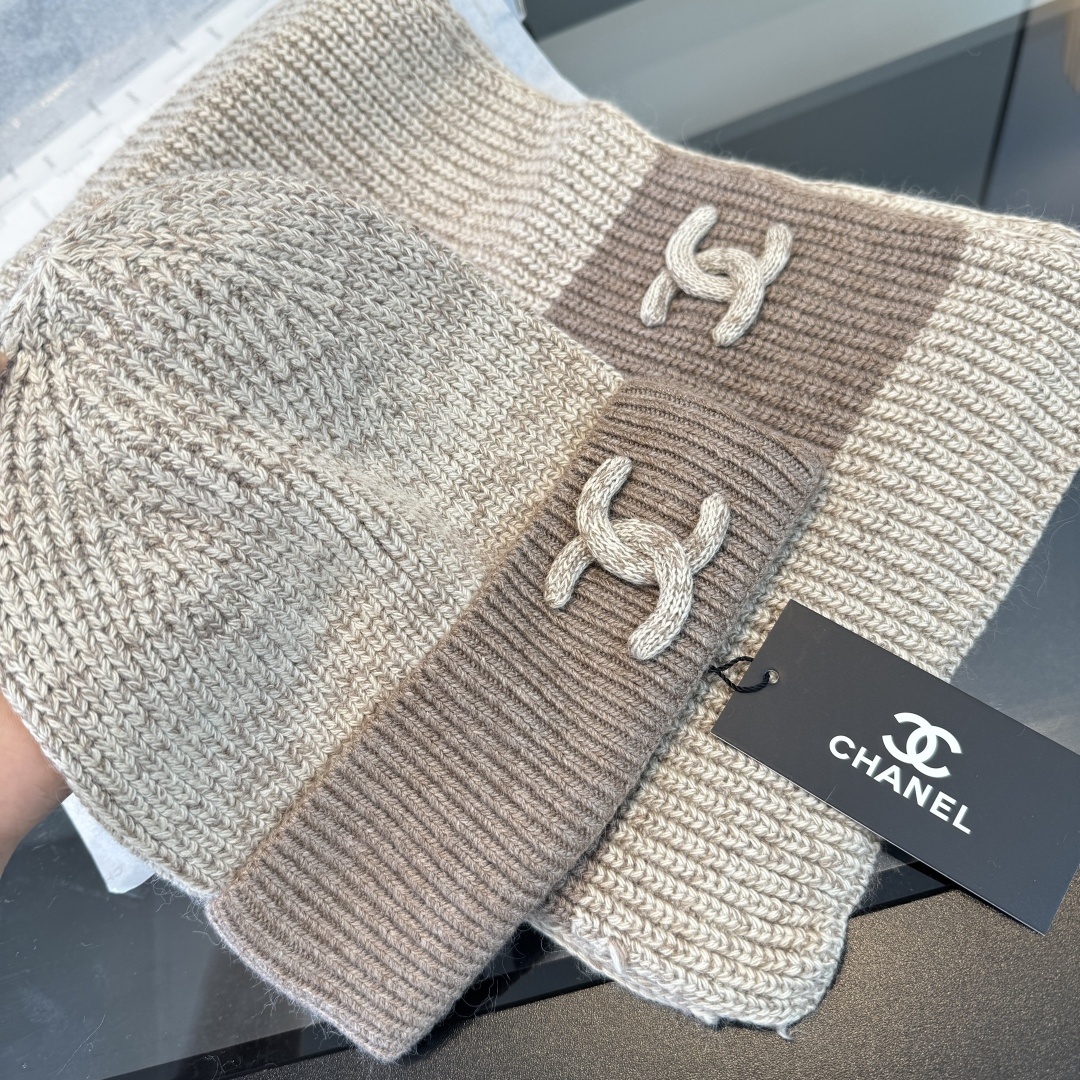 Chanel香奈儿套装秋冬款70%羊毛,30%兔毛 高品质定制!这款必定是极简主义的最爱 干净,利索,时尚百搭,绝对不挑 Chanel香奈儿套装秋冬款70%羊毛,30%兔毛 高品质定制!这款必定是极简主义的最爱 干净,利索,时尚百搭,绝对不挑