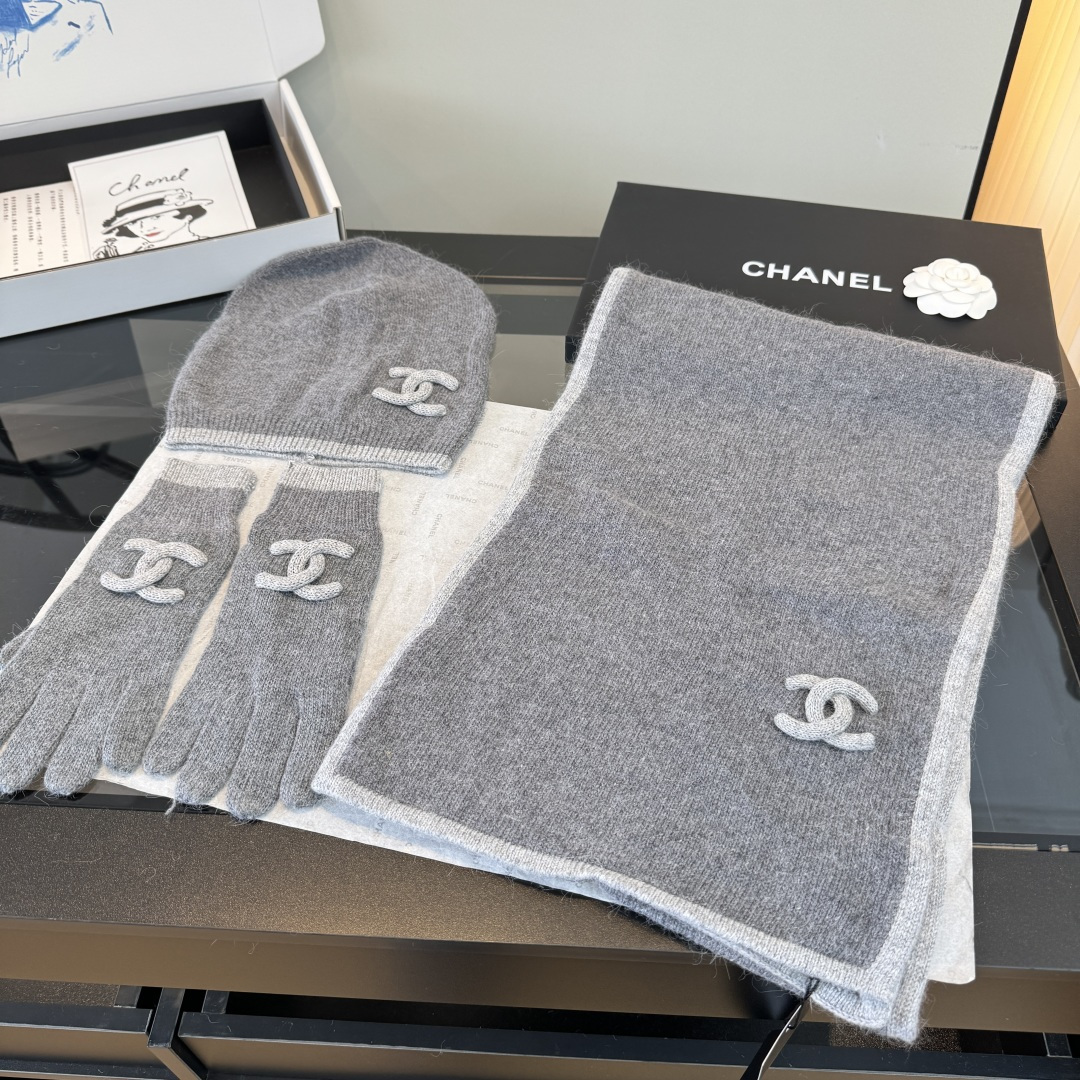 Chanel香奈儿三件套装秋冬款70%羊毛,30%兔毛 高品质定制!这款必定是极简主义的最爱 干净,利索,时尚百搭,绝对 Chanel香奈儿三件套装秋冬款70%羊毛,30%兔毛 高品质定制!这款必定是极简主义的最爱 干净,利索,时尚百搭,绝对