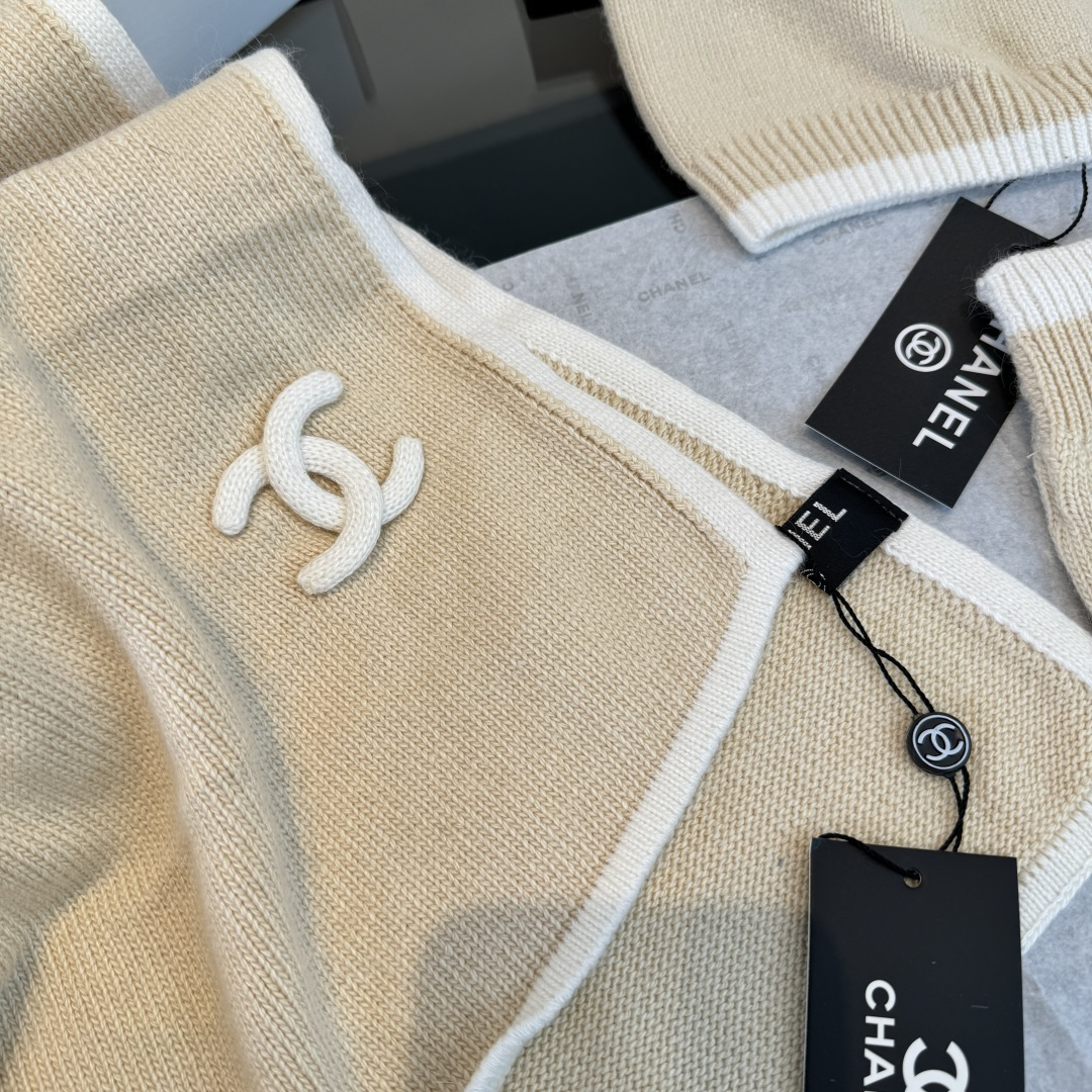 Chanel香奈儿三件套装秋冬款70%羊毛，30%兔毛 高品质定制！这款必定是极简主义的最爱 干净，利索，时尚百搭，绝对