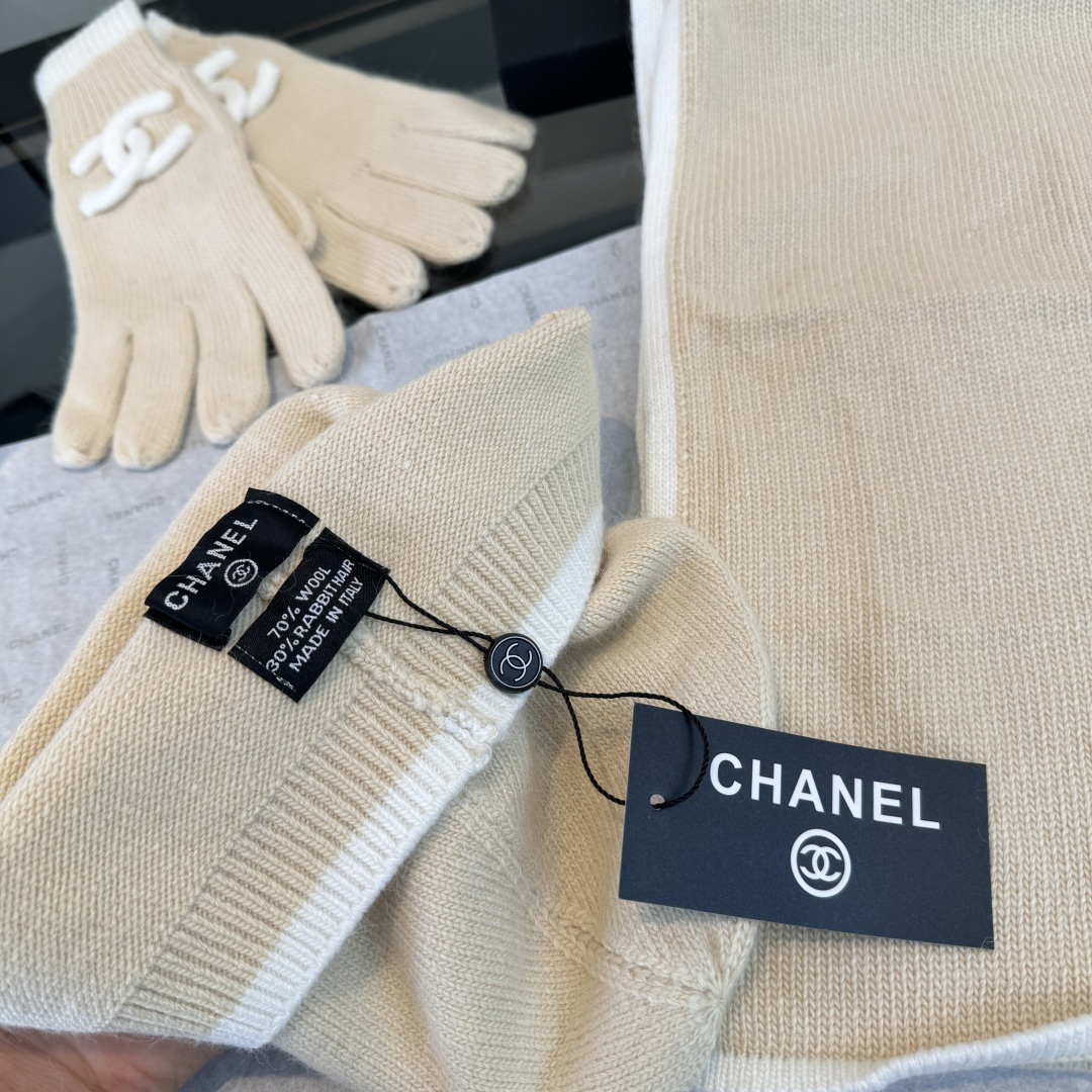 Chanel香奈儿三件套装秋冬款70%羊毛，30%兔毛 高品质定制！这款必定是极简主义的最爱 干净，利索，时尚百搭，绝对