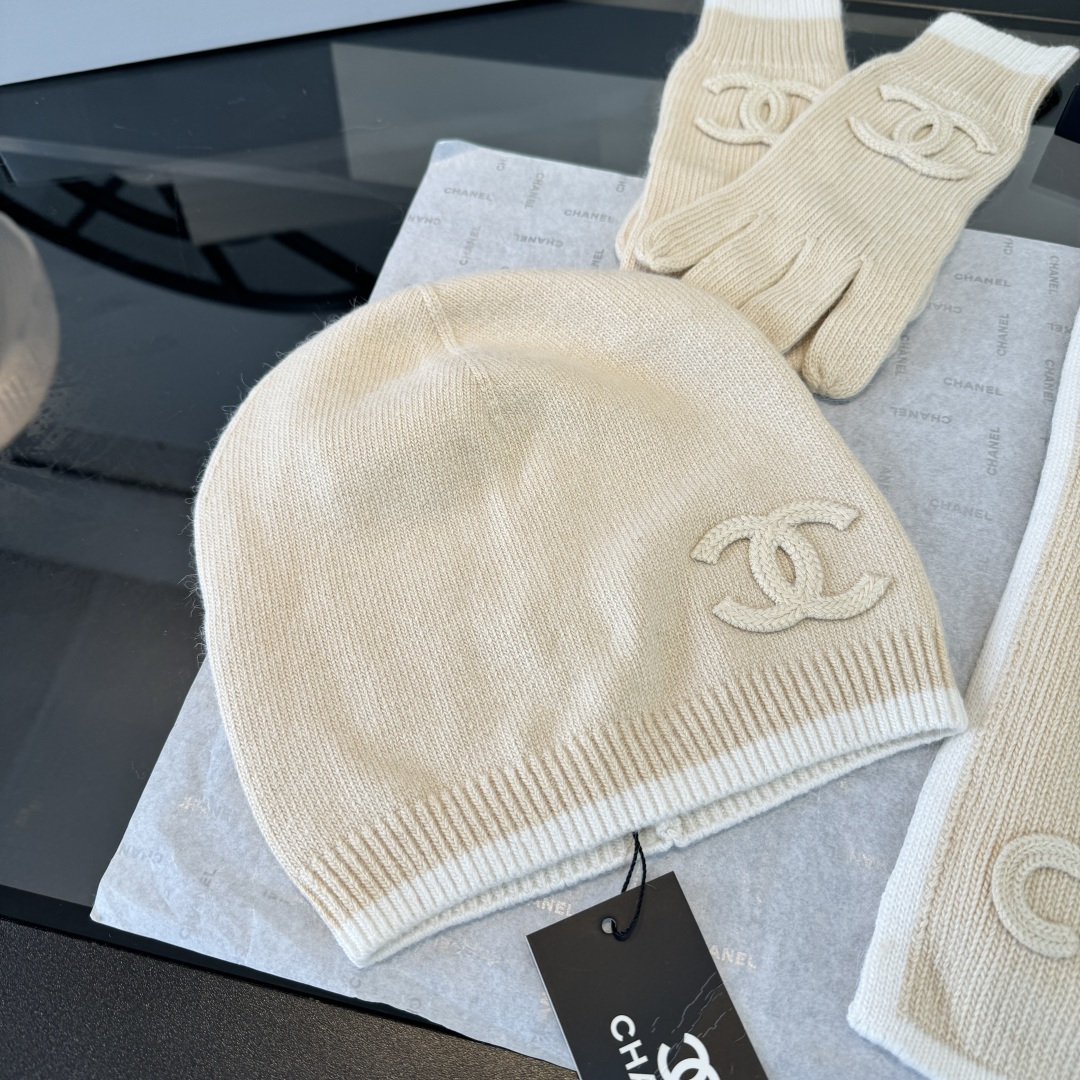 Chanel香奈儿三件套装秋冬款70%羊毛，30%兔毛 高品质定制！这款必定是极简主义的最爱 干净，利索，时尚百搭，绝对