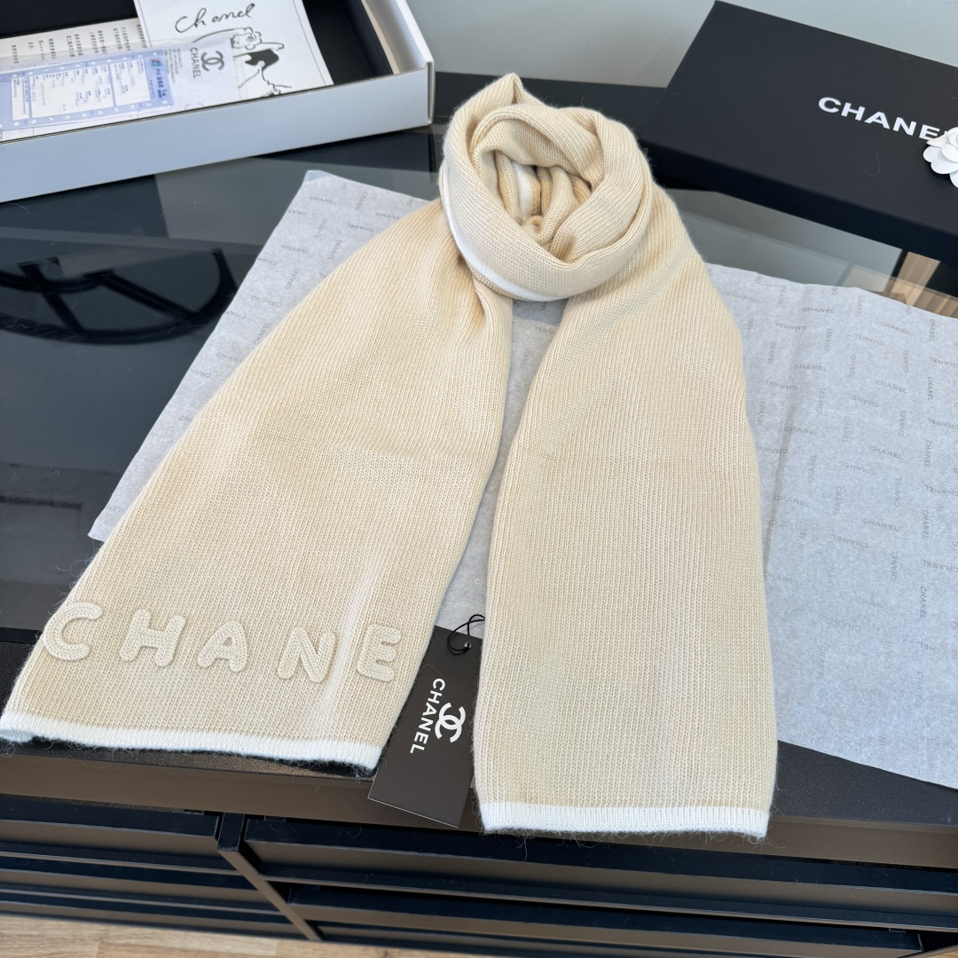 Chanel香奈儿三件套装秋冬款70%羊毛，30%兔毛 高品质定制！这款必定是极简主义的最爱 干净，利索，时尚百搭，绝对