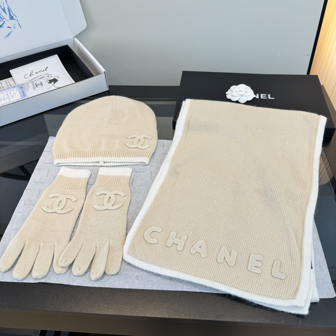 Chanel香奈儿三件套装秋冬款70%羊毛，30%兔毛 高品质定制！这款必定是极简主义的最爱 干净，利索，时尚百搭，绝对