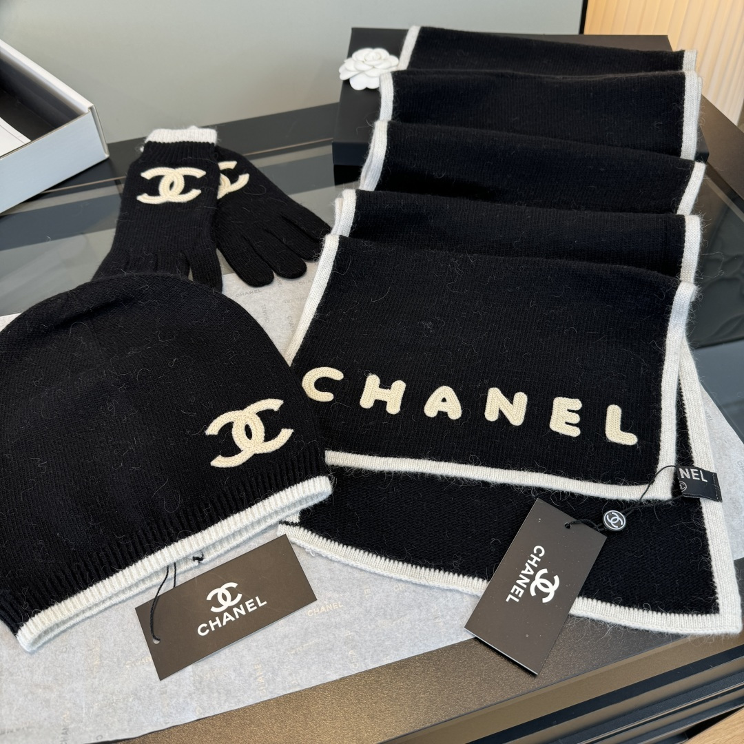Chanel香奈儿三件套装秋冬款70%羊毛,30%兔毛 高品质定制!这款必定是极简主义的最爱 干净,利索,时尚百搭,绝对 Chanel香奈儿三件套装秋冬款70%羊毛,30%兔毛 高品质定制!这款必定是极简主义的最爱 干净,利索,时尚百搭,绝对