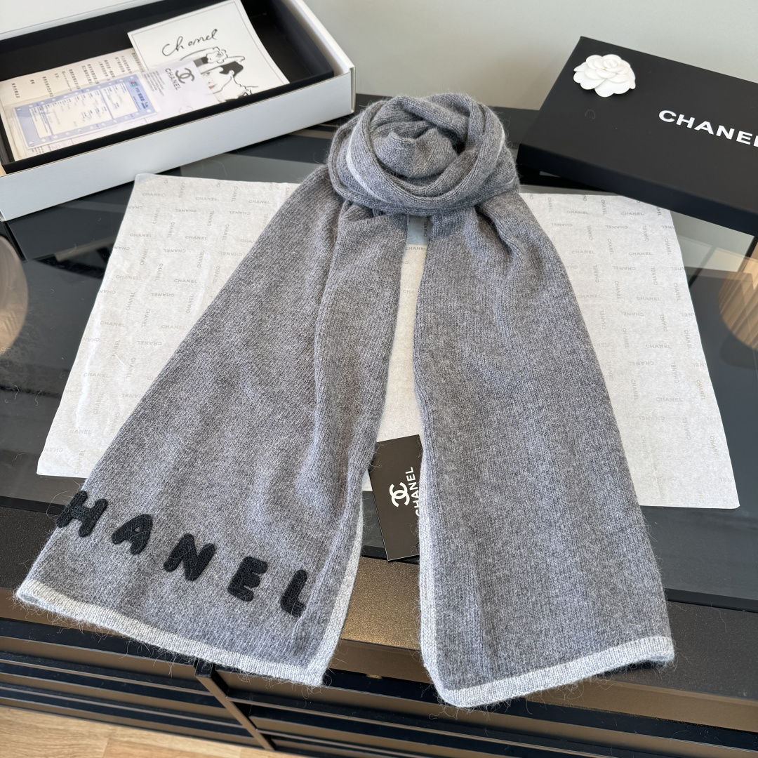 Chanel香奈儿三件套装秋冬款70%羊毛，30%兔毛 高品质定制！这款必定是极简主义的最爱 干净，利索，时尚百搭，绝对