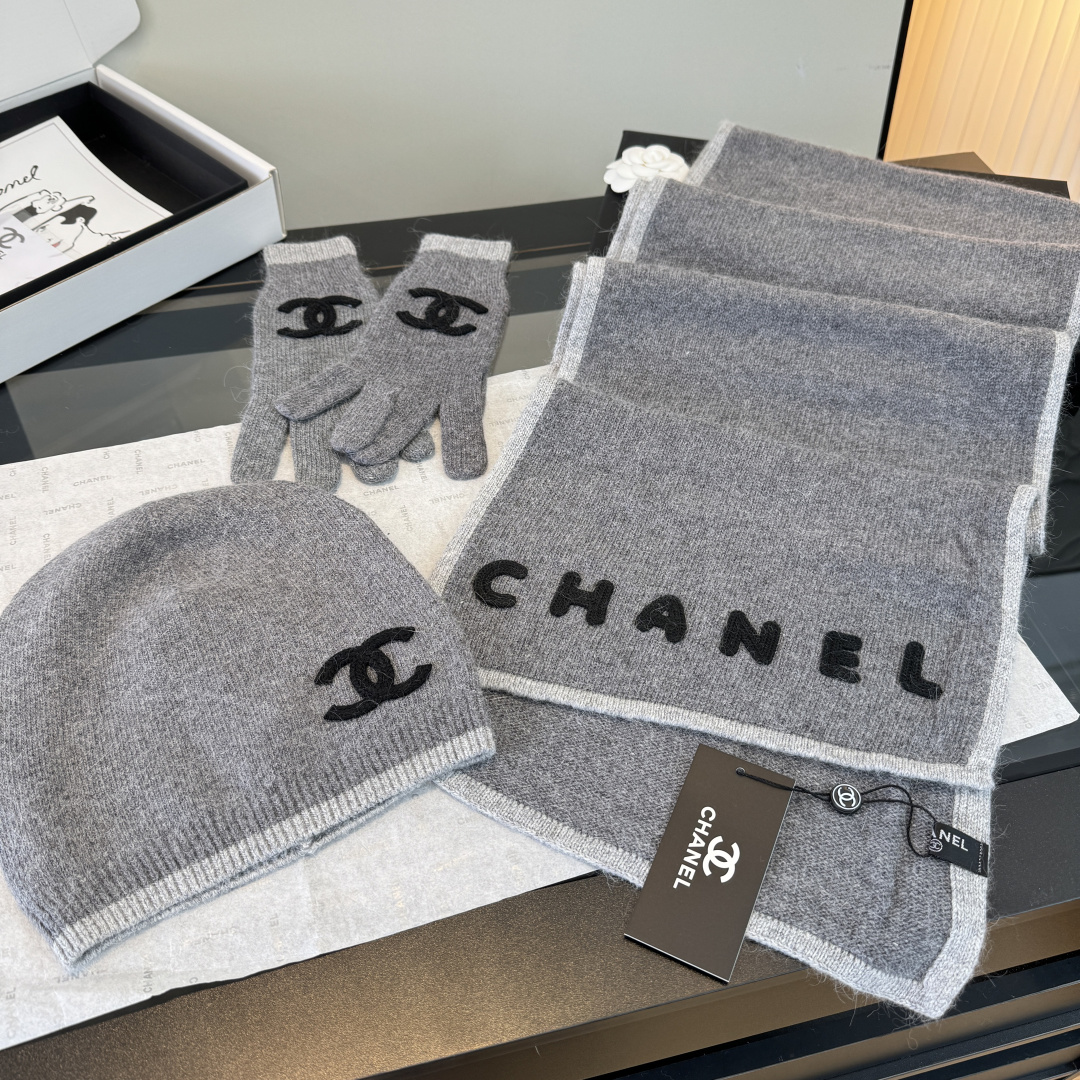 Chanel香奈儿三件套装秋冬款70%羊毛，30%兔毛 高品质定制！这款必定是极简主义的最爱 干净，利索，时尚百搭，绝对