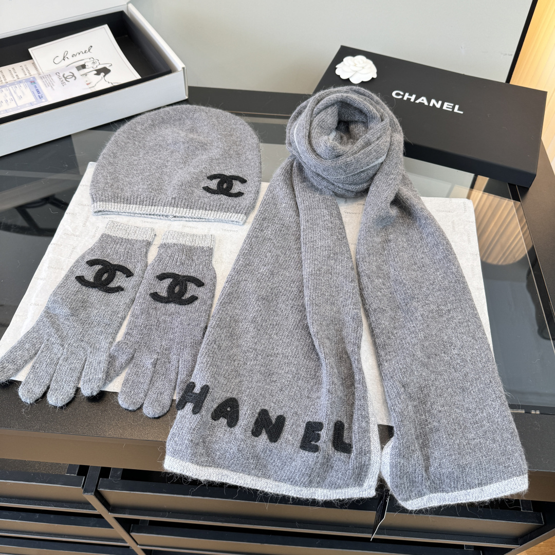 Chanel香奈儿三件套装秋冬款70%羊毛，30%兔毛 高品质定制！这款必定是极简主义的最爱 干净，利索，时尚百搭，绝对