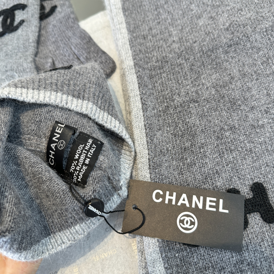Chanel香奈儿三件套装秋冬款70%羊毛，30%兔毛 高品质定制！这款必定是极简主义的最爱 干净，利索，时尚百搭，绝对