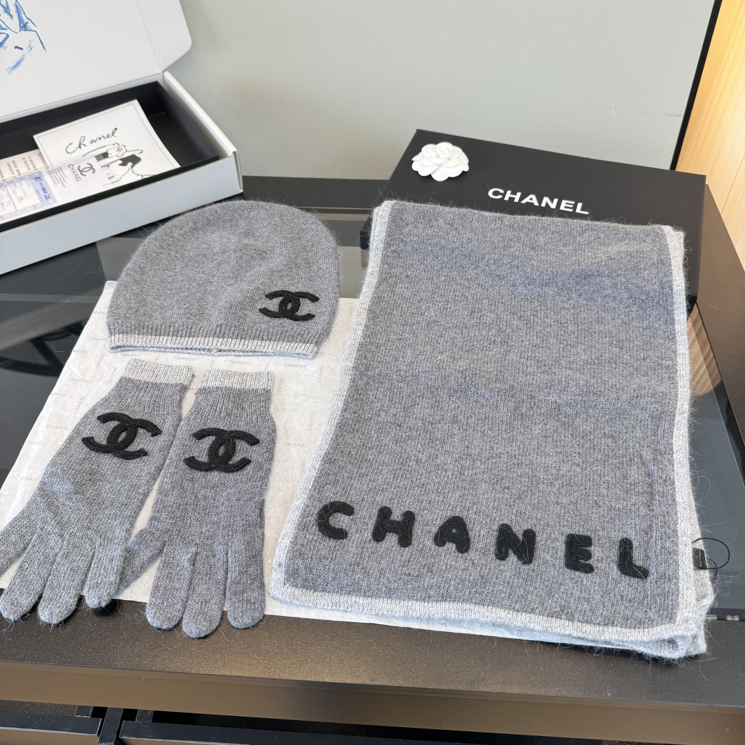 Chanel香奈儿三件套装秋冬款70%羊毛，30%兔毛 高品质定制！这款必定是极简主义的最爱 干净，利索，时尚百搭，绝对