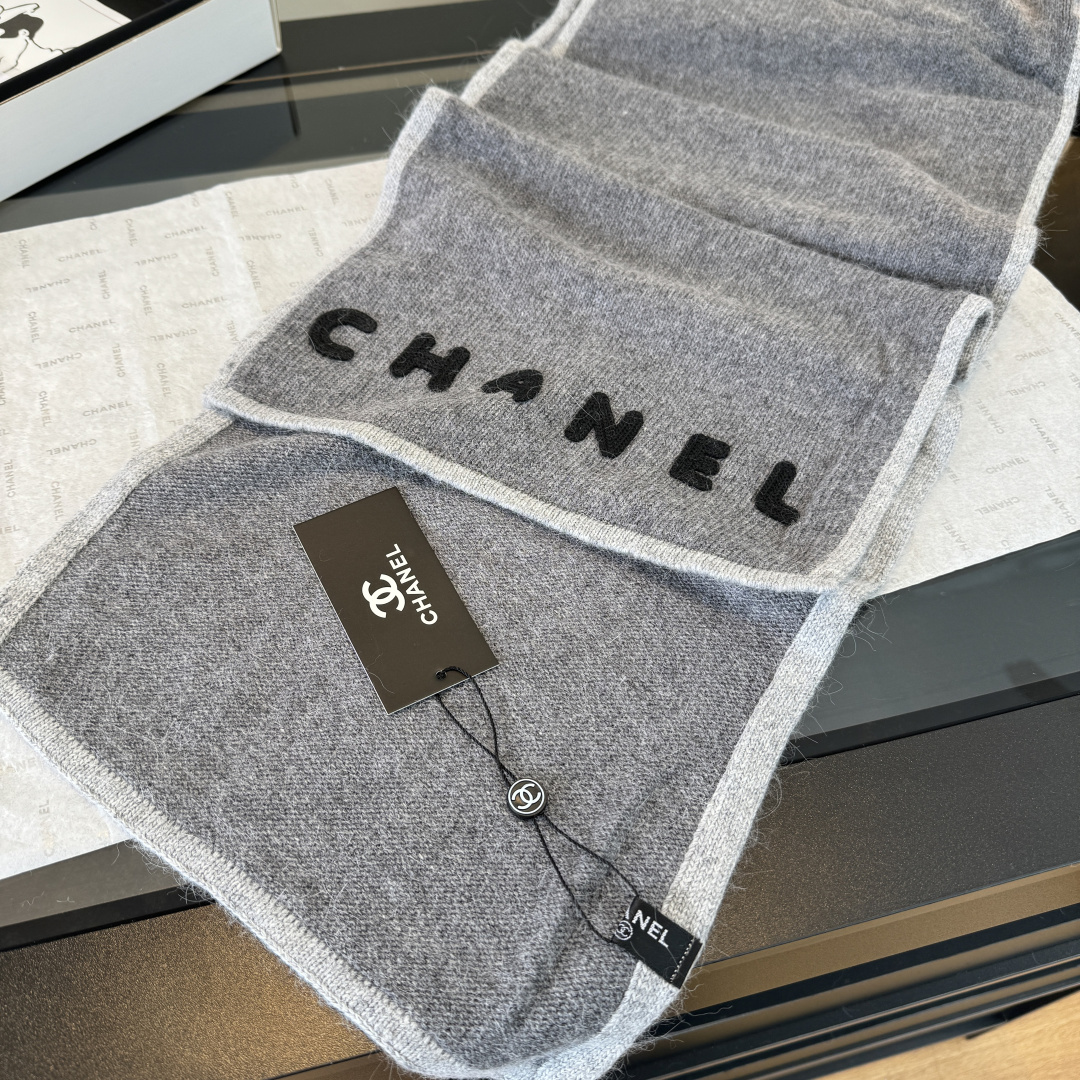 Chanel香奈儿三件套装秋冬款70%羊毛，30%兔毛 高品质定制！这款必定是极简主义的最爱 干净，利索，时尚百搭，绝对