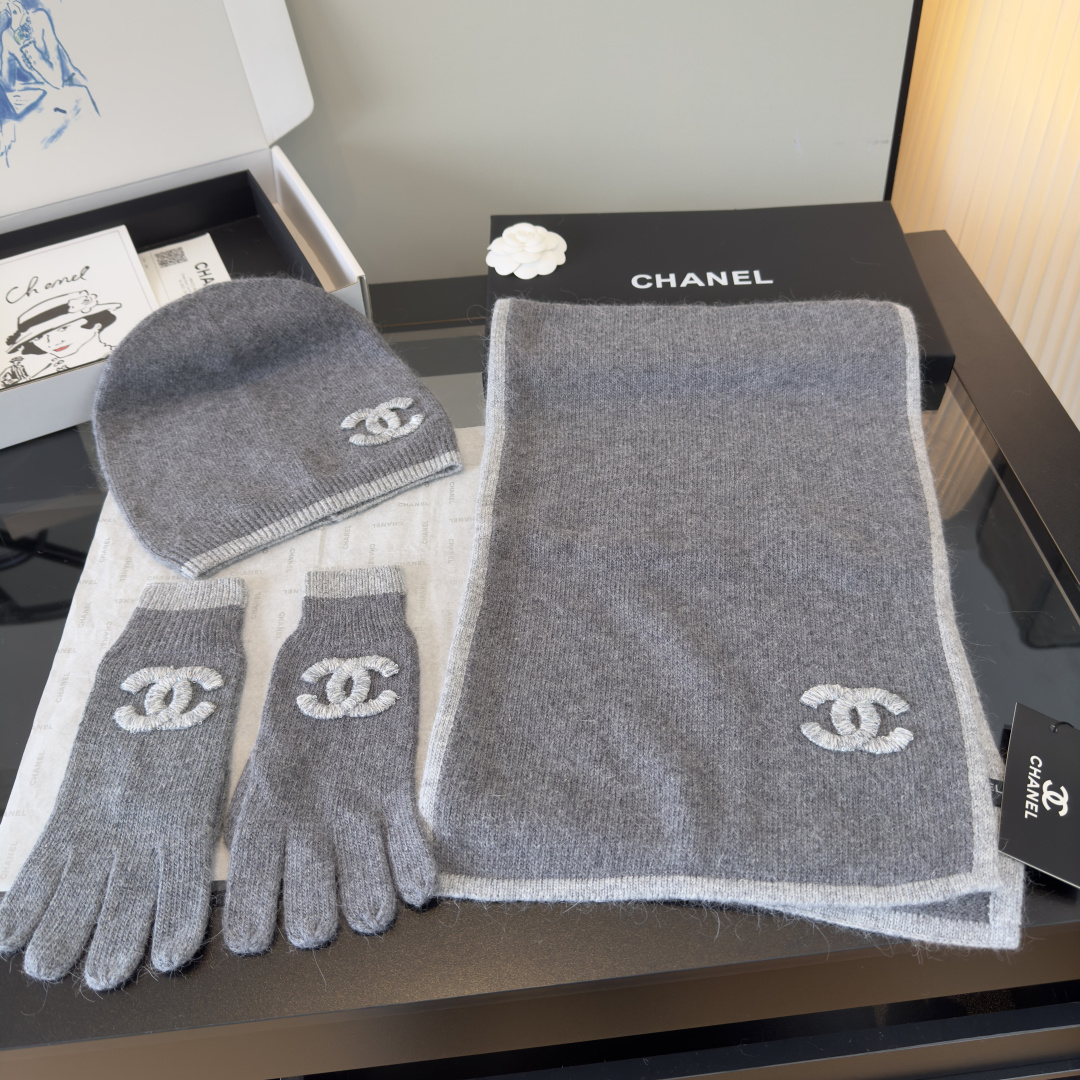 P  Chanel香奈儿三件套装秋冬款70%羊毛，30%兔毛 高品质定制！这款必定是极简主义的最爱 干净，利索，时尚百搭