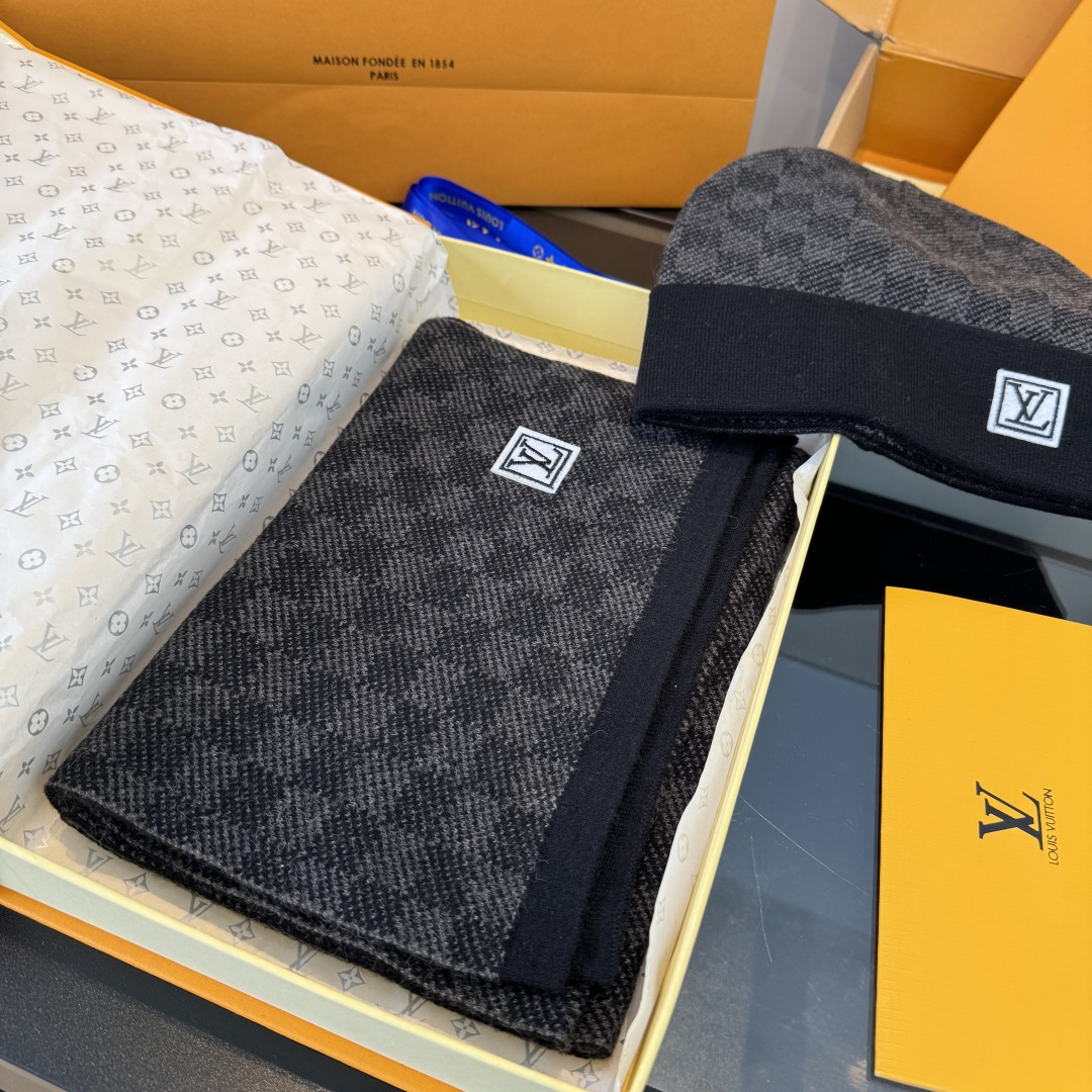 P  Lv路易斯套装秋冬款 高品质定制！这款必定是极简主义的最爱 干净，利索，时尚百搭，绝对不挑脸型！ 属于时尚经典的万