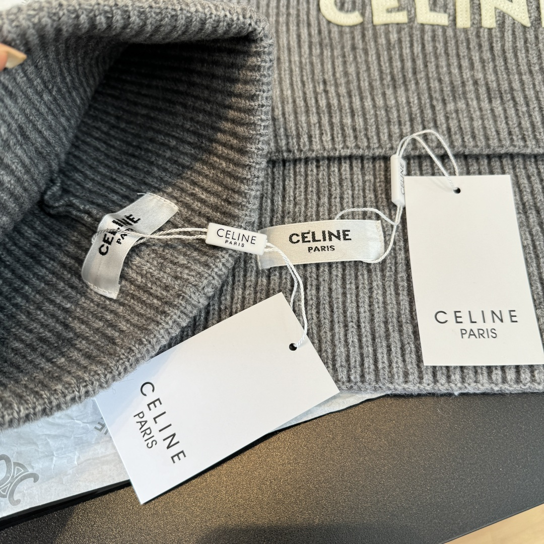 P  Celine赛琳新款套装秋冬款 高品质定制！这款必定是极简主义的最爱 干净，利索，时尚百搭，绝对不挑脸型！ 属于时