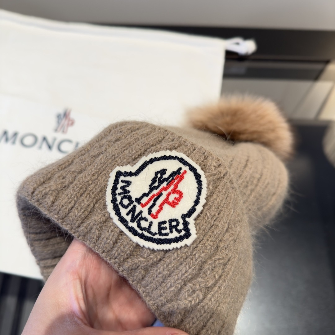 蒙口针织帽MONCLER毛线帽👍质量非常柔软舒服，保暖又时尚，简约大气，百搭款！
