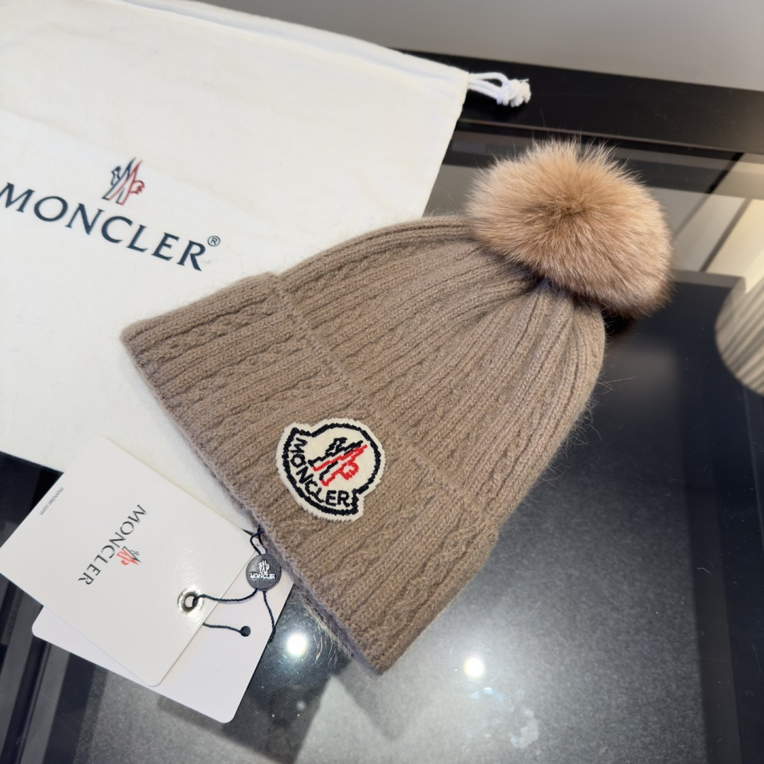 蒙口针织帽MONCLER毛线帽👍质量非常柔软舒服，保暖又时尚，简约大气，百搭款！