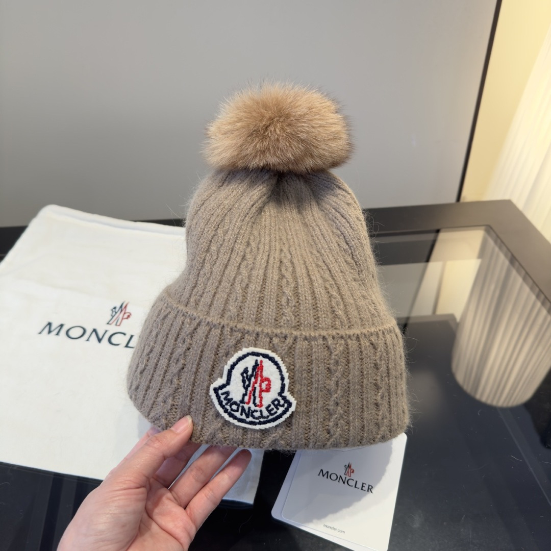 蒙口针织帽MONCLER毛线帽👍质量非常柔软舒服，保暖又时尚，简约大气，百搭款！