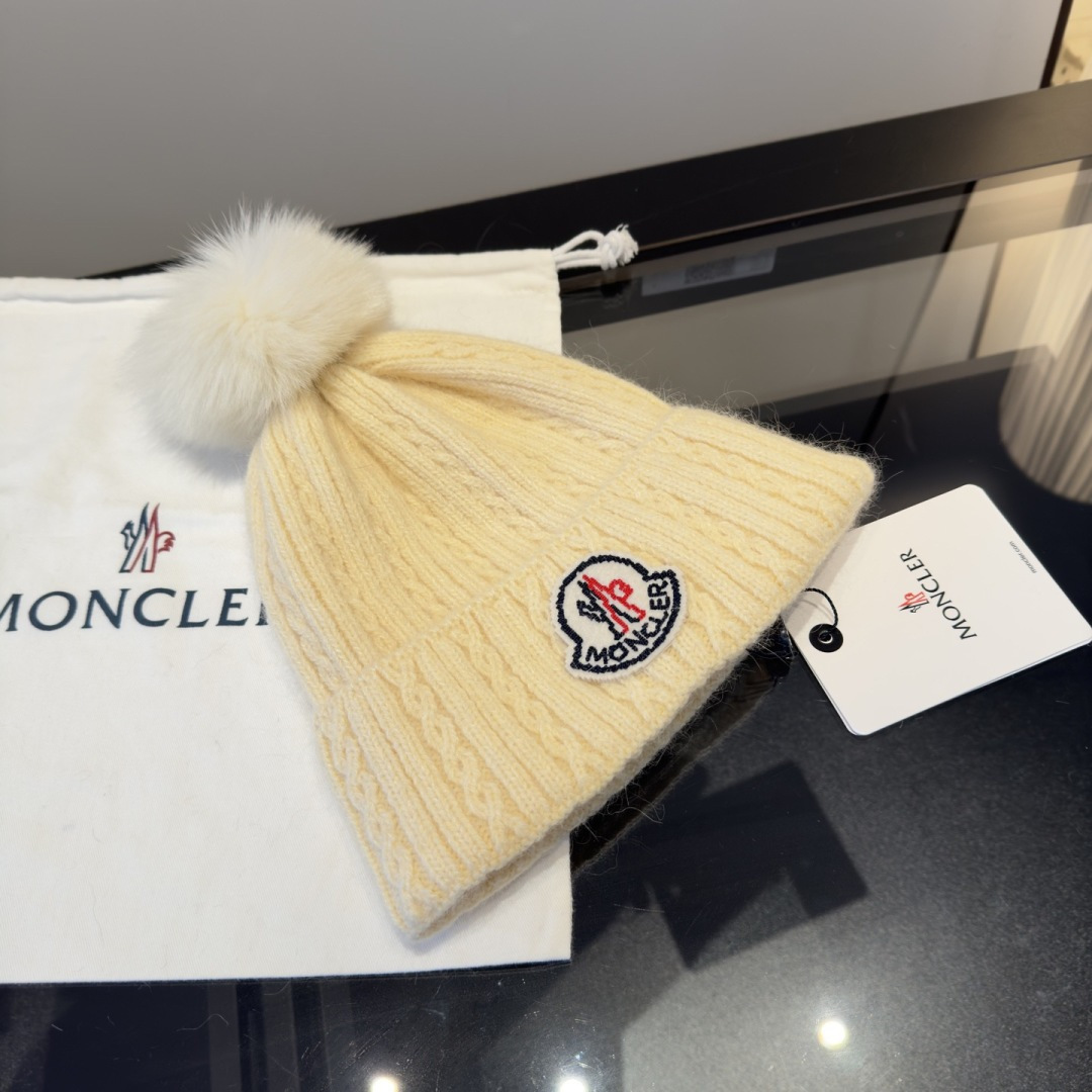 蒙口针织帽MONCLER毛线帽👍质量非常柔软舒服，保暖又时尚，简约大气，百搭款！